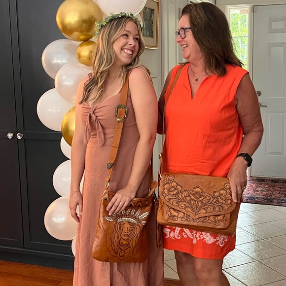 Meet your Posher, Laura & linda - Picture 1 of 1